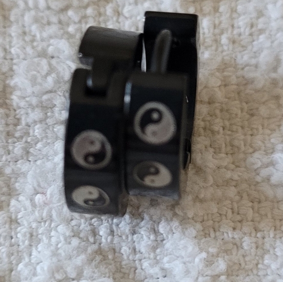 Stainless Steel Yin Yang Black Hinged Hoop. - Picture 4 of 6